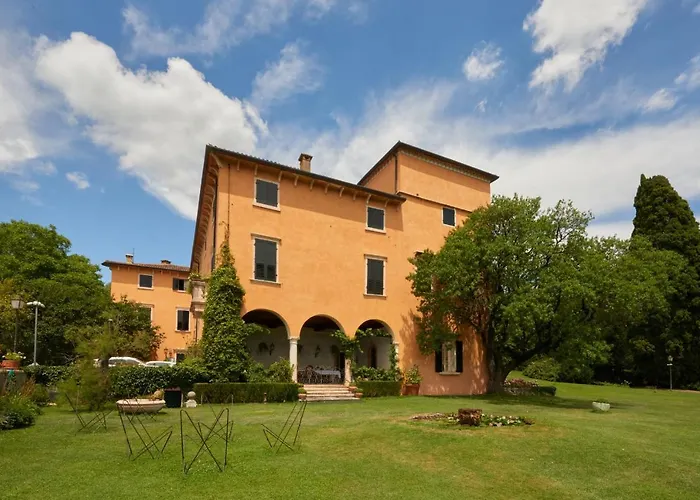 Torre Di Terzolan With Pool, Jacuzzi And Golf Putt ヴェローナ